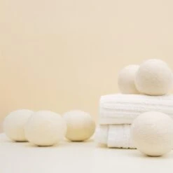 Apeiron Drogerballen - Droogballen - 6 XL Wasbollen - Droger - Duurzaam - Wasmachine - Wasverzachter - Energie Besparen - Zero Waste - Schapenvacht - Wol -Schoonmaakserie Winkel 1200x1200 1482